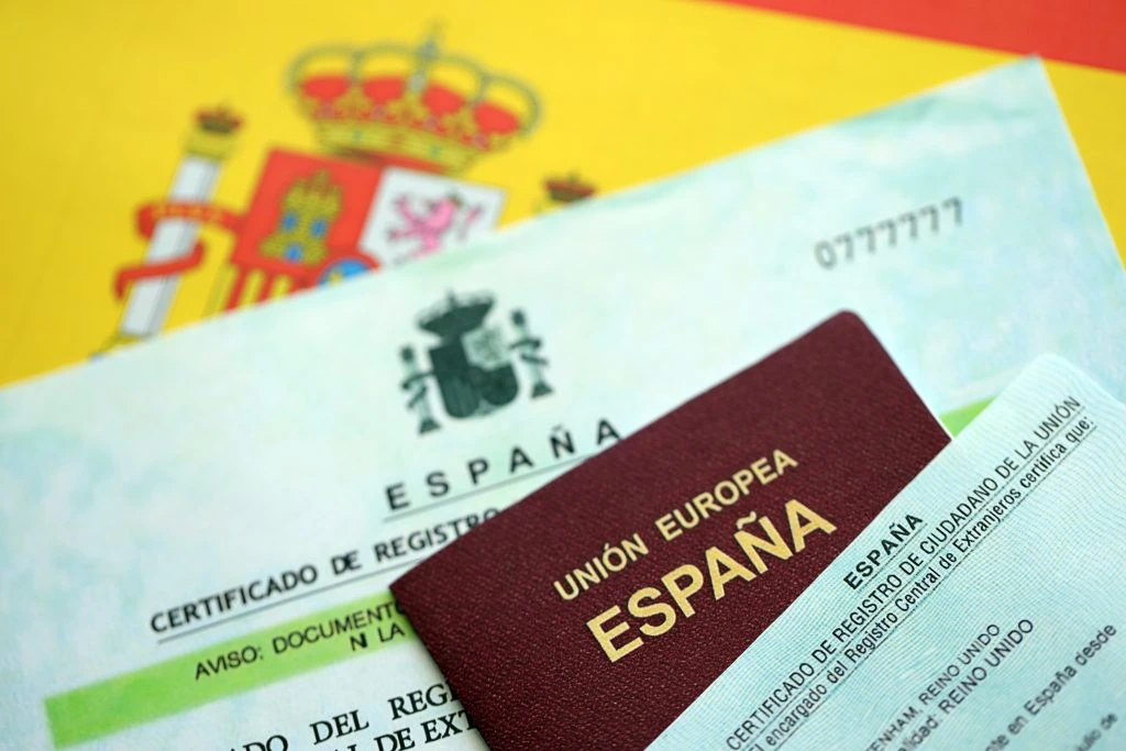 Pasaporte español junto a documentación para solicitud de nacionalidad